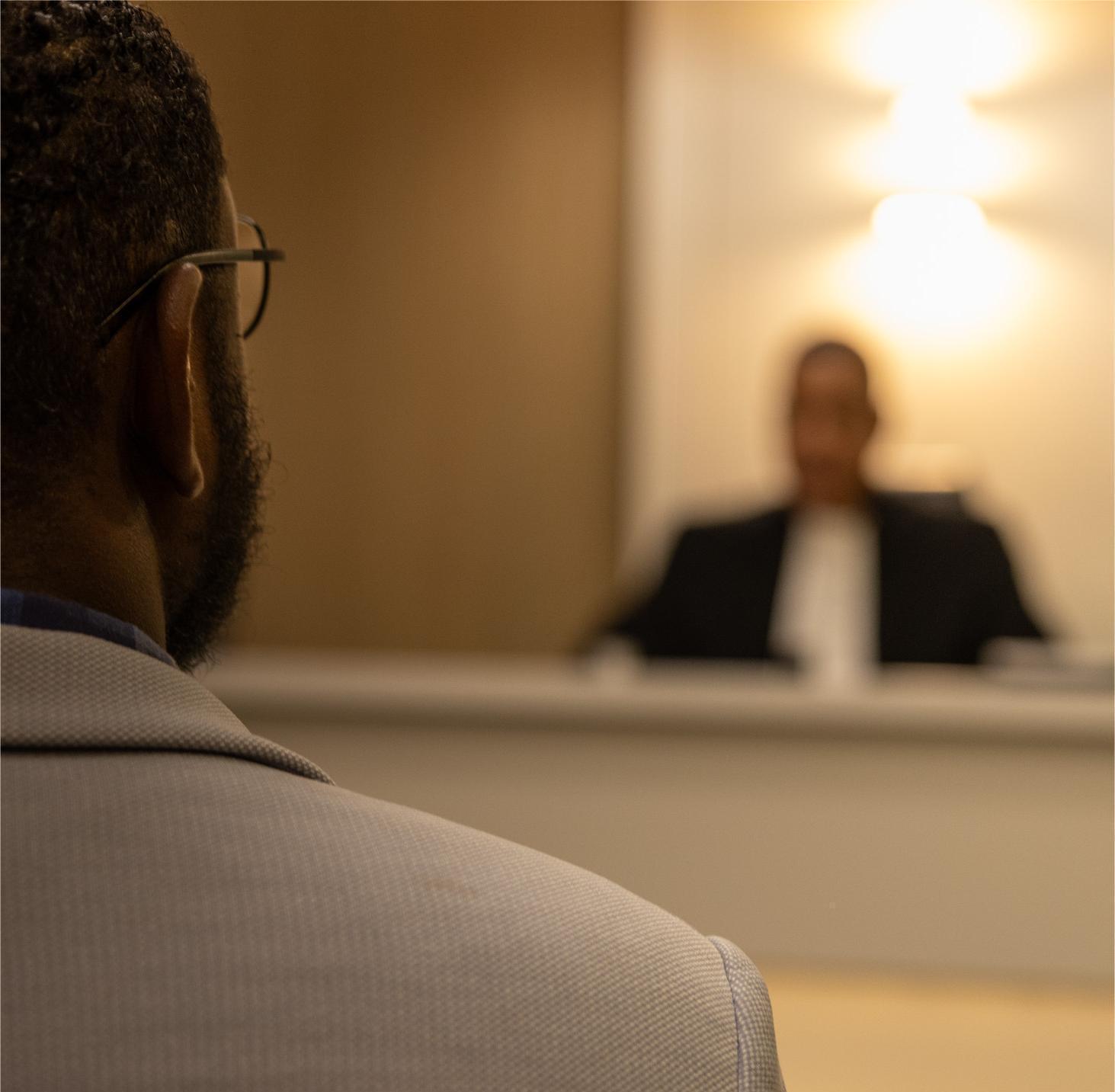 Over de schouder van man die naar een andere vervaagde man kijkt