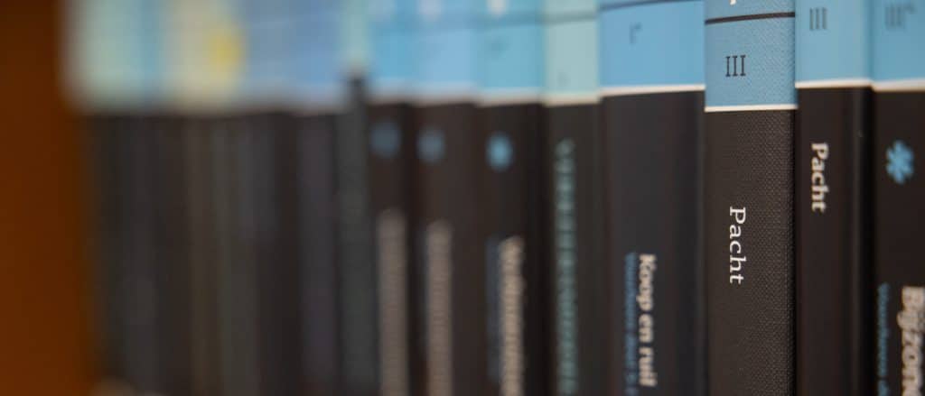 Vervaagde boeken in een rijtje