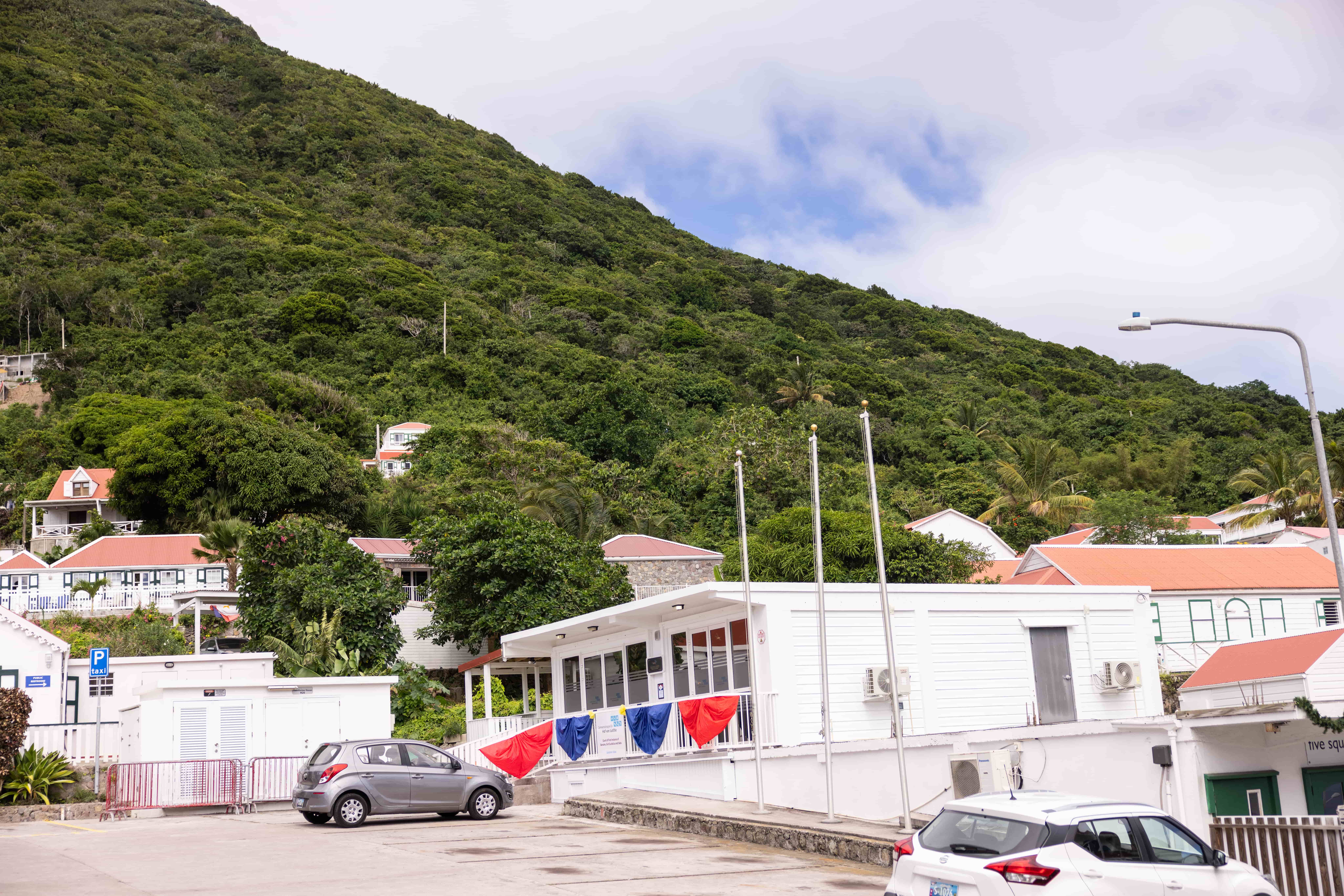Huizen met berg in achtergrond in Saba